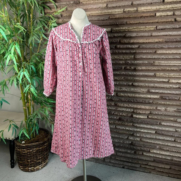 Lanz of Salzburg Red Tyrolean Hearts Flannel Nightgown Size Small - Picture 6 of 7